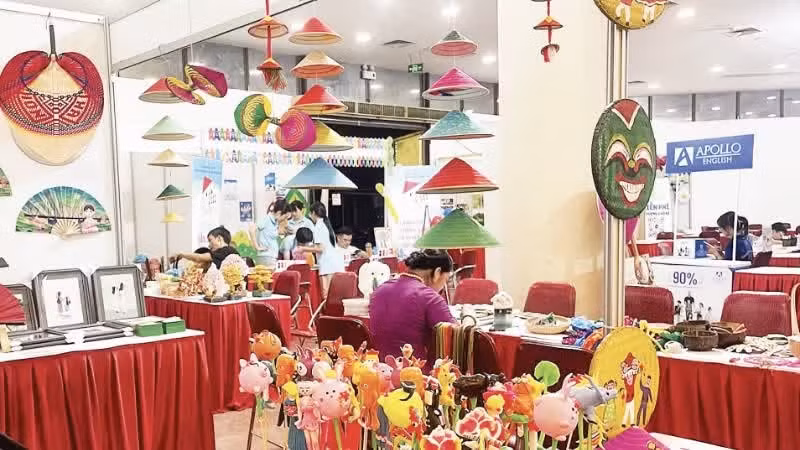 Des objets artisanaux traditionnels sont exposés au Centre d'expositions culturelles et artistiques du Vietnam. Photo : NDEL.