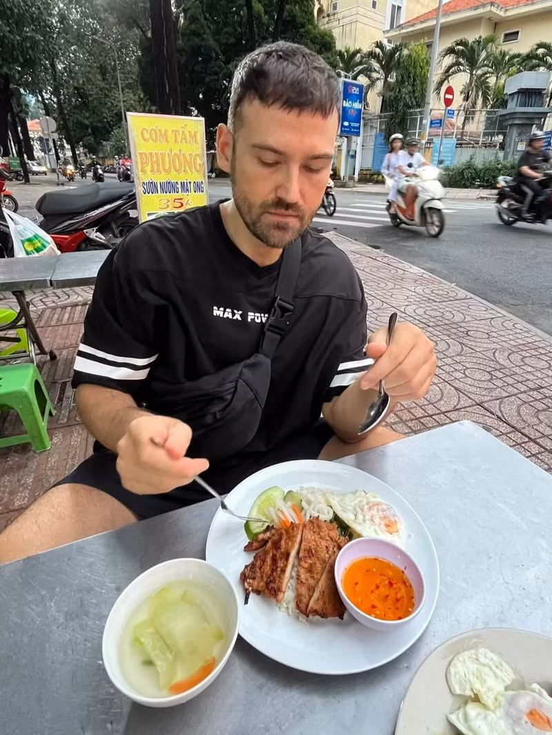 Sam mange régulièrement du cơm tấm. Photo : znews.vn