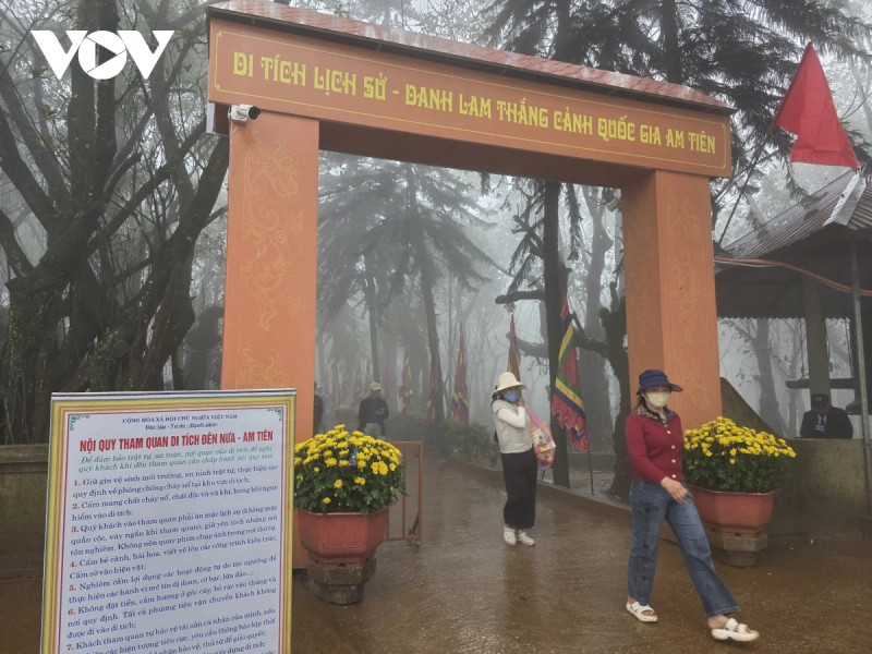 Le site historique et culturel national d'Am Tien, situé au sommet du mont Nua. Photo : VOV.