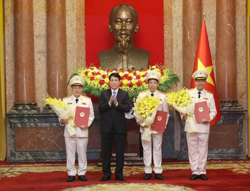 Le président vietnamien, Luong Cuong (2e, gauche) et trois vice-ministres de la Sécurité publique à l'honneur. Photo : VNA.