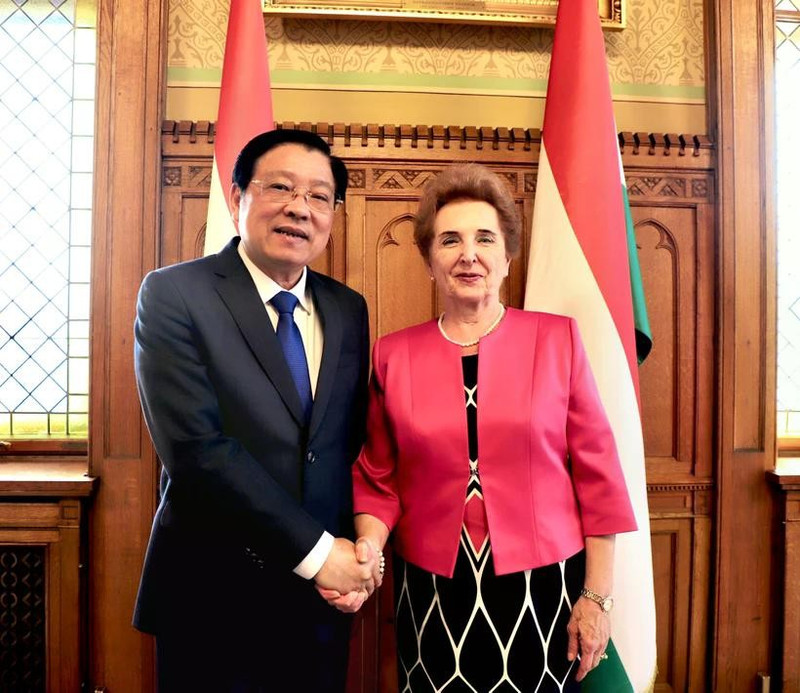 Phan Dinh Trac, membre du Politburo, secrétaire du Comité central (CC) du PCV et chef de la Commission centrale des affaires intérieures du PCV et Marta Mátrai, première vice-présidente de l'Assemblée nationale hongroise. Photo : VNA.