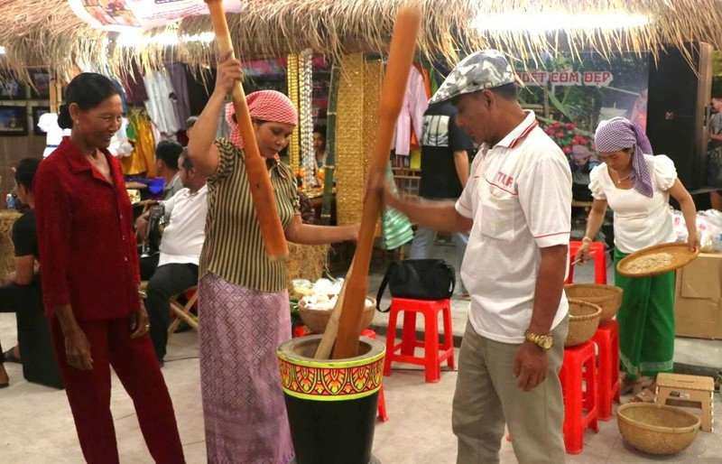 Des touristes découvrent la fabrication traditionnelle du cốm dẹp chez les Khmers de Soc Trang, aujourd’hui Can Tho. Photo : laodong.vn