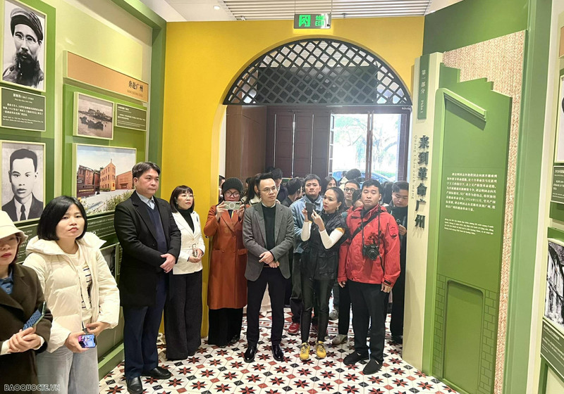 Le consul général du Vietnam à Guangzhou, Nguyen Viet Dung, et une délégation de la presse vietnamienne visitent l'exposition « Hô Chi Minh à Guangzhou ». Photo : baoquocte.vn