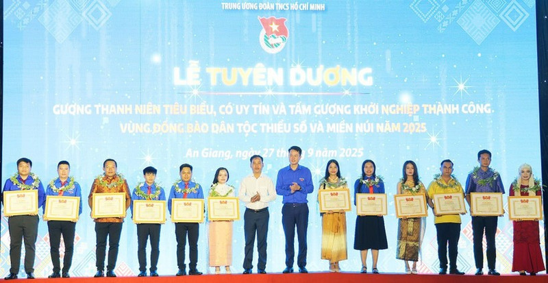 Cérémonie de mise à l’honneur de 26 jeunes issus de minorités ethniques du Sud-Ouest pour la réussite de leurs start-up en 2025. Photo : VNA.