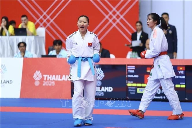 Les athlètes Hoang Thi My Tam, Dinh Thi Huong, Nguyen Thi Dieu Ly et Nguyen Thi Thu ont réalisé une excellente performance en battant la Thaïlande, hôte 2-0, pour remporter la médaille d'or le 14 décembre. Photo : VNA.