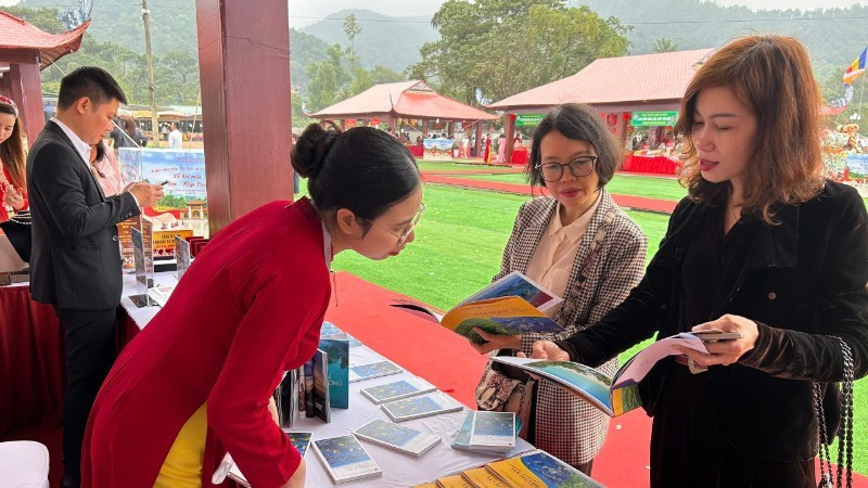 Les touristes découvrent Con Son - Kiet Bac à l'espace « Festival du livre du patrimoine ». Photo : NDEL.
