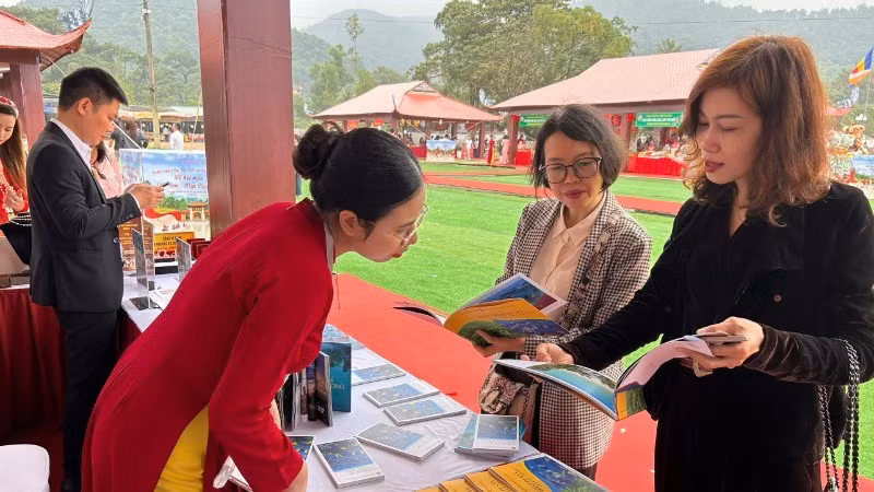 Les touristes découvrent Con Son - Kiet Bac à l'espace « Festival du livre du patrimoine ». Photo : NDEL.