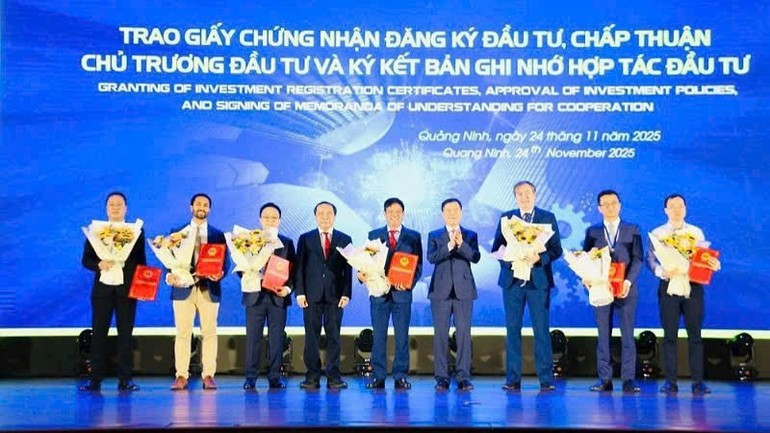 Remise des décisions et certificats d’enregistrement d’investissement à de nombreux projets de grande envergure. Photo : NDEL.