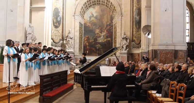 L’ensemble vocal Hop ca Que huong au 28e Festival international de chant choral de Paris. Photo : VNA