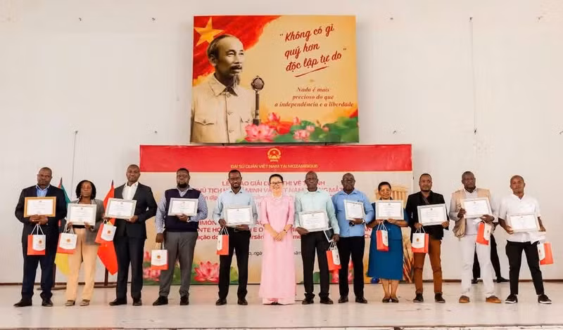 Cérémonie de remise des Prix du concours de peinture « Le Président Hô Chi Minh et le Vietnam à travers mes yeux ». Photo : NDEL.