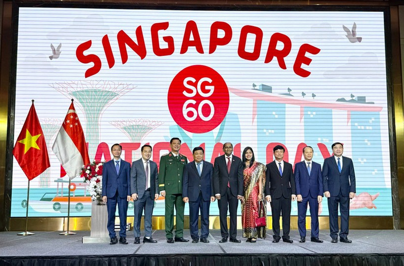 Le vice-Premier ministre Nguyen Chi Dung et des délégués lors 60ᵉ anniversaire de la Fête nationale de Singapour. Photo : VGP.