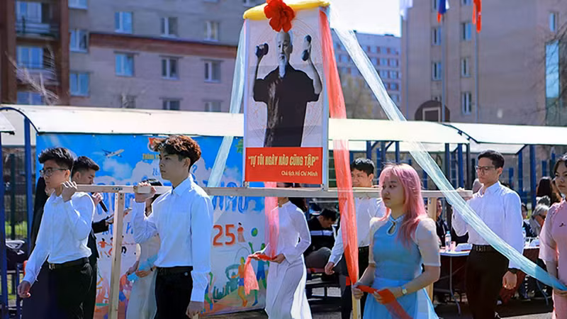 Des étudiants vietnamiens défilent lors de la cérémonie d’ouverture des Jeux sportifs étudiants vietnamiens à Saint-Pétersbourg en 2025. Photo : baoquocte.vn