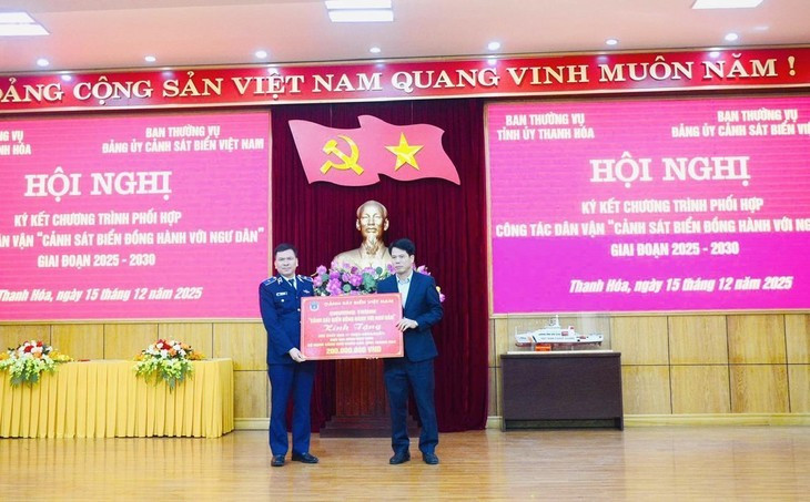 «Les garde-côtes accompagnent les pêcheurs» pour la période 2025-2030. Photo: thanhtra.com.vn