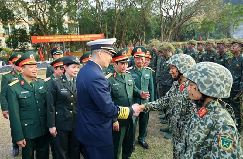 Le ministre chinois de la Défense rend visite à la Brigade de commandos 113 du Vietnam. Photo : VNA