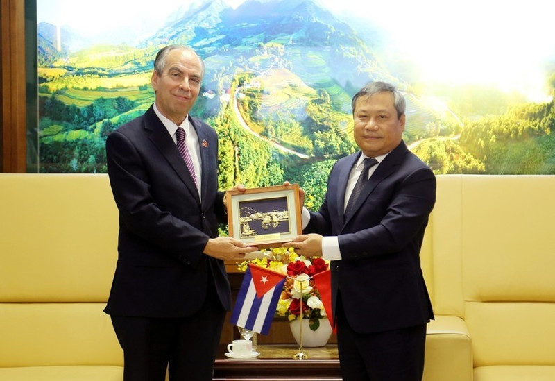Le secrétaire du Comité provincial du Parti, Vu Dai Thang (à droite), et l'ambassadeur de Cuba au Vietnam, Rogelio Polanco Fuentes, lors de leur rencontre le 13 octobre. Photo : VNA.