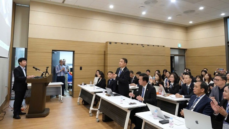 De nombreux sujets juridiques ont fait l’objet de consultations et d’explications détaillées de la part des avocats et des représentants de l’Ambassade du Vietnam en République de Corée, au bénéfice de la communauté vietnamienne. Photo : NDEL.