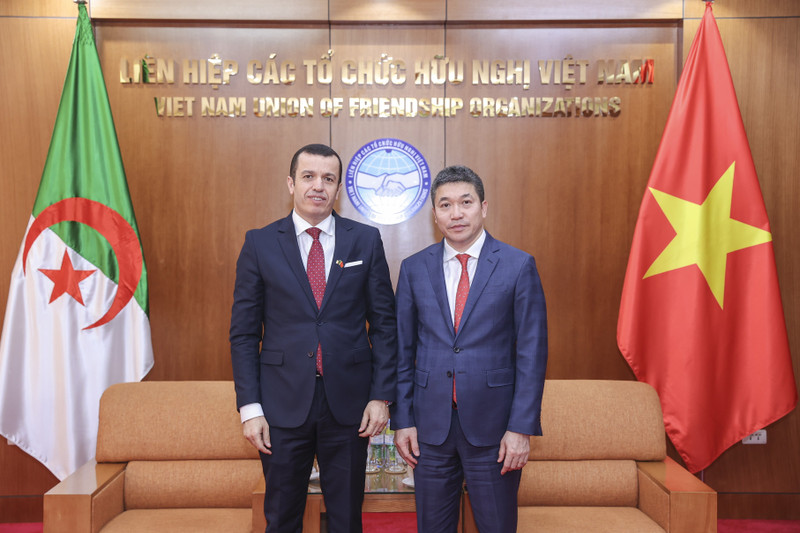 Le président de VUFO, Phan Anh Son (à droite) et l’ambassadeur de la République algérienne démocratique et populaire au Vietnam, Azeddine Bechka. Photo : thoidai.com.vn
