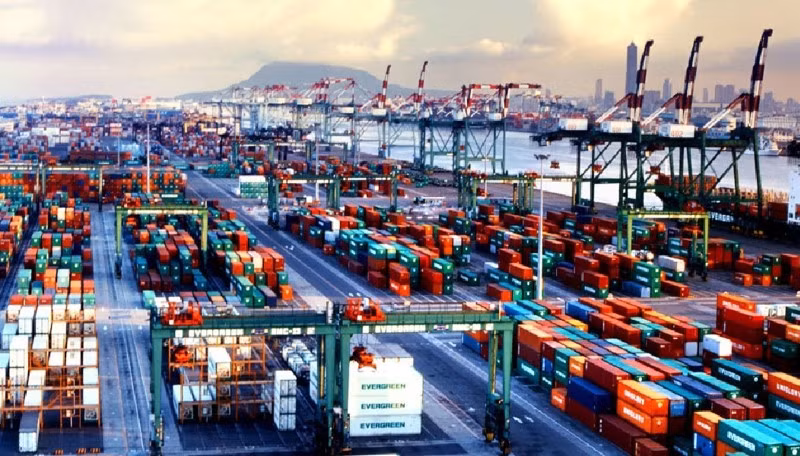 Le Vietnam affirme son rôle de nouveau centre logistique de la région et du monde. Photo : https://vneconomy.vn/