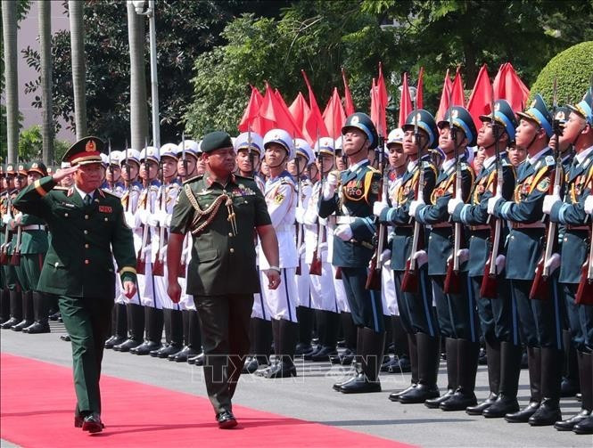 Nguyen Tan Cuong, chef d’état-major général de l’Armée populaire du Vietnam et vice-ministre de la Défense (à gauche), et le général Dato Paduka Seri Haji Muhammad Haszaimi Bin Bol Hassan, commandant des Forces armées royales du Brunei, passent en revue de la garde d'honneur de l'Armée populaire du Vietnam. Photo : VNA.
