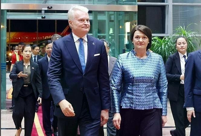 Le président lituanien Gitanas Nausėda et son épouse Diana Nausėdienė, à leur arrivée à l’aéroport international de Nôi Bài, à Hanoi, le 11 juin. Photo : VNA.