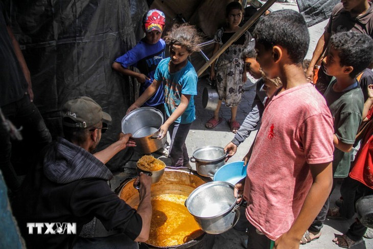 Des enfants reçoivent l'aide alimentaire à Jabalia. Photo : THX/VNA.