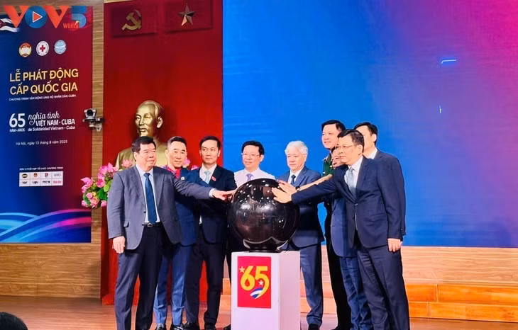 Les participants lancent ensemble le programme. Photo : VOV5.