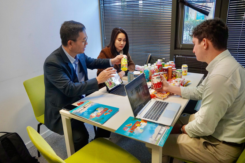Le représentant d’une entreprise vietnamienne présente ses produits aux distributeurs français. Photo : thanhnien.vn