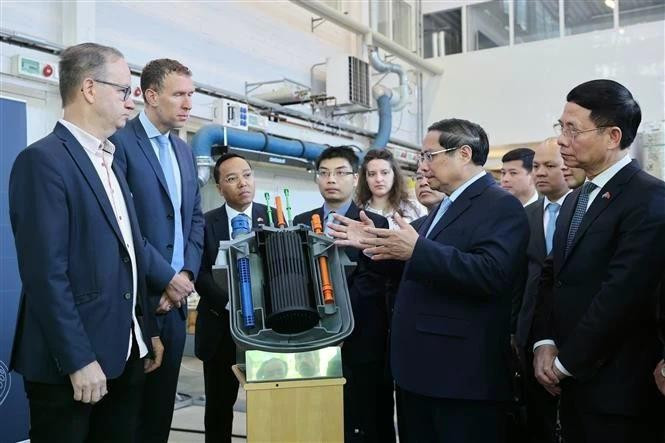 Le Premier ministre Pham Minh Chinh se rend à la division des sciences et de l'ingénierie nucléaires (NSE) du département de physique de l'Institut royal de technologie (KTH) de Suède. Photo : VNA.