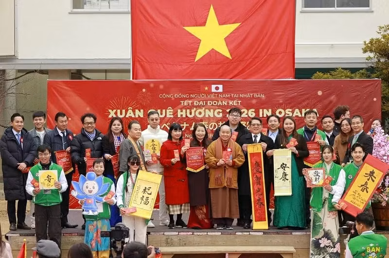 Le programme « Printemps du pays natal 2026 » a réuni à Osaka un grand nombre de Vietnamiens venus de différentes régions du Japon. Photo : baoquocte.vn