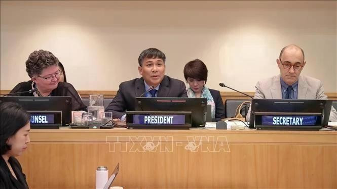 Le vice-ministre permanent des Affaires étrangères, Nguyen Minh Vu (au centre), chef de la délégation vietnamienne, a été élu à l’unanimité par les États membres de la Convention à la présidence de la SPLOS 35 (States Parties to the United Nations Convention on the Law of the Sea - SPLOS). Photo : VNA.