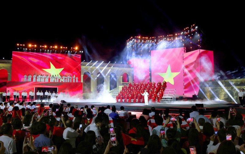 Le programme à la tour du Drapeau de Hanoï. Photo : VNA.