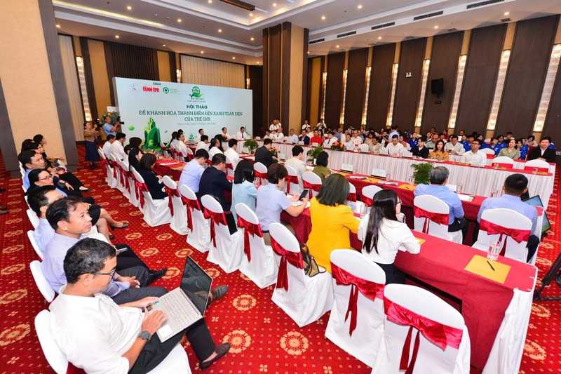 Colloque intitulé « Pour faire de Khanh Hoa une destination verte de dimension mondiale ». Photo : VOV.
