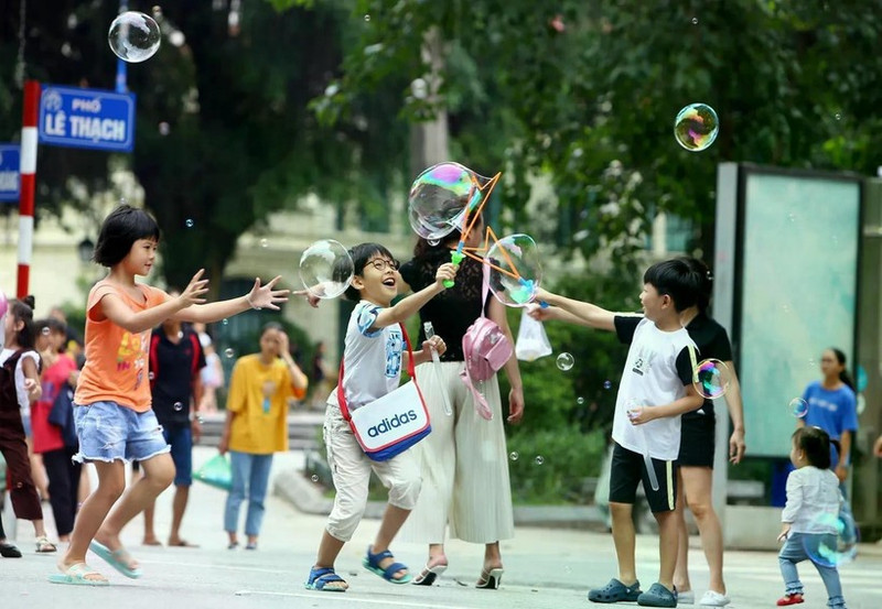 Des enfants jouent dans la zone piétonne autour du lac de l’Épée restituée, à l’occasion de la Fête nationale (2 septembre). Photo : VNA.