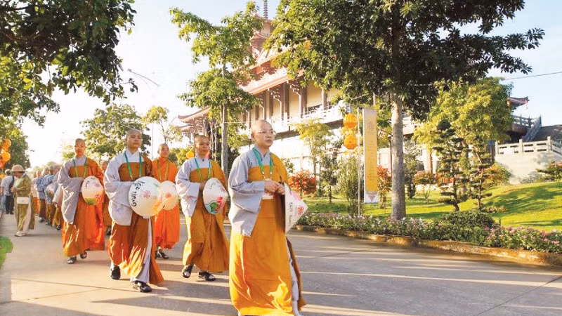Dans le cadre de la Journée des Nations unies du Vesak 2025, des dizaines de milliers de délégués, de moines, de nonnes, de fidèles bouddhistes du Vietnam ainsi que des représentants de 85 pays et territoires y ont participé. Photo : VNA.