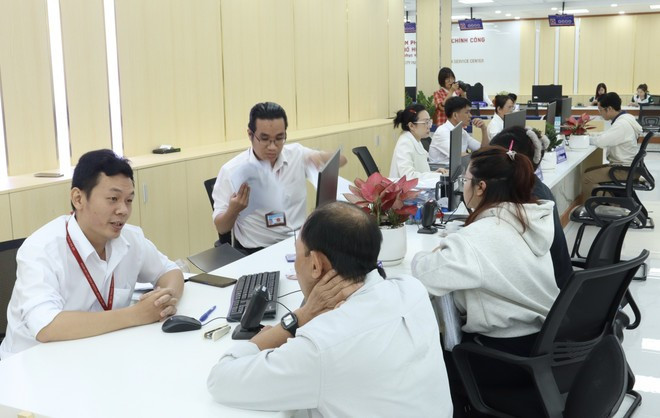 Le Centre de services administratifs publics de Hô Chi Minh-Ville dispose actuellement de 67 guichets de transaction, dont 61 sont déjà opérationnels. Photo: VNA