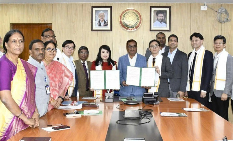 La cérémonie de signature d'un protocole d'accord sur la coopération en matière d'application des technologies de traitement des déchets organiques entre Bioway Vietnam et l'Université agricole Professeur Jayashankar Telangana (PJTAU). Photo : VOV