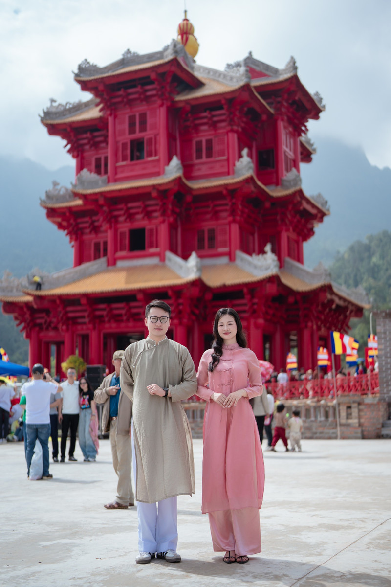 La tour rouge attire autant les locaux que les touristes. Photo : vietnamnet.vn