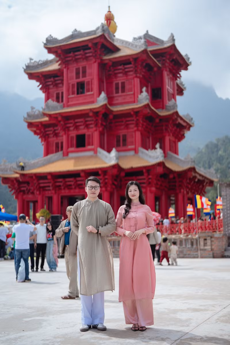 La tour rouge attire autant les locaux que les touristes. Photo : vietnamnet.vn