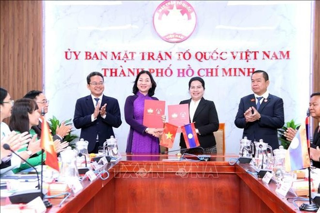 Les protocoles d'accord ont été signés par Truong Thi Bich Hanh, vice-présidente permanente du Comité du FPV de Ho Chi Minh-Ville, et Somchai Xiongchongteng, vice-président du Comité du FLCN de Vientiane, et Vatsana Silima, président du Comité du FLCN de Champassak. Photo: VNA.