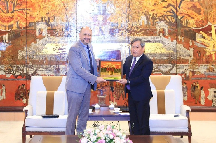 Le 29 janvier, le président du Comité populaire de la ville de Hanoï, Vu Dai Thang, a reçu l’ambassadeur de Suisse au Vietnam, Thomas Gass. Photo : hanoimoi.com.vn