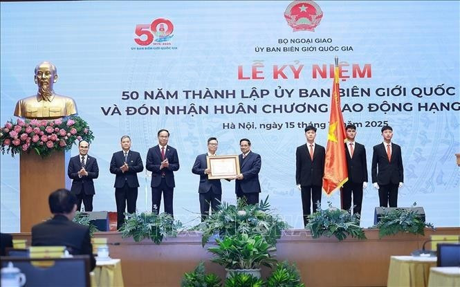 Le Premier ministre Pham Minh Chinh a remis au Comité l'Ordre du Travail de première classe. Photo : VNA