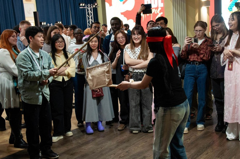 Des jeunes indiens, indonésien et russes découvrent des jeux populaires vietnamiens. Photo : VNA.