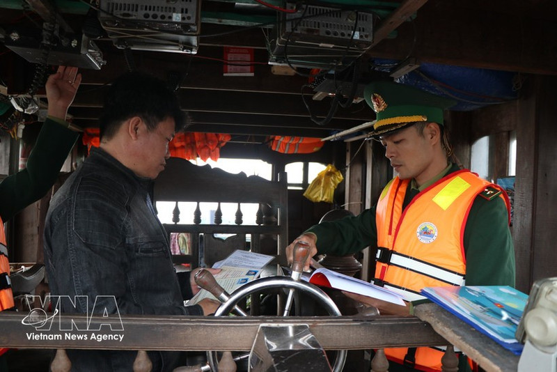 Vérifier les documents et les procédures des navires de pêche avant le départ. Photo : VNA