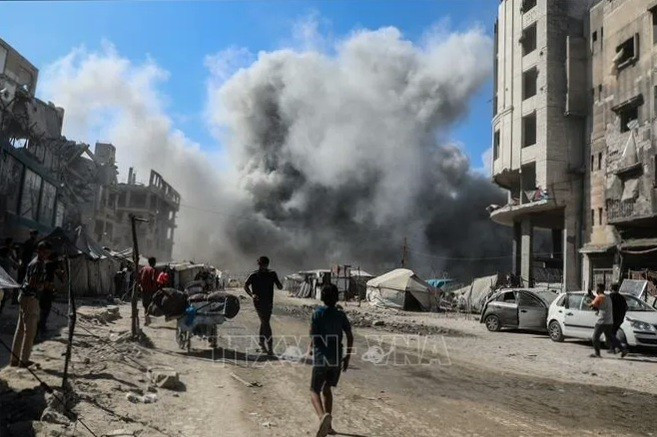 Fumée s’élevant après une frappe aérienne israélienne sur la ville de Gaza, le 8 septembre 2025. Photo: VNA