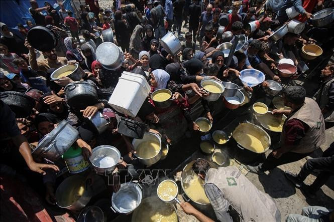 Des habitants attendent de recevoir des vivres de secours à Gaza. Photo : VNA.