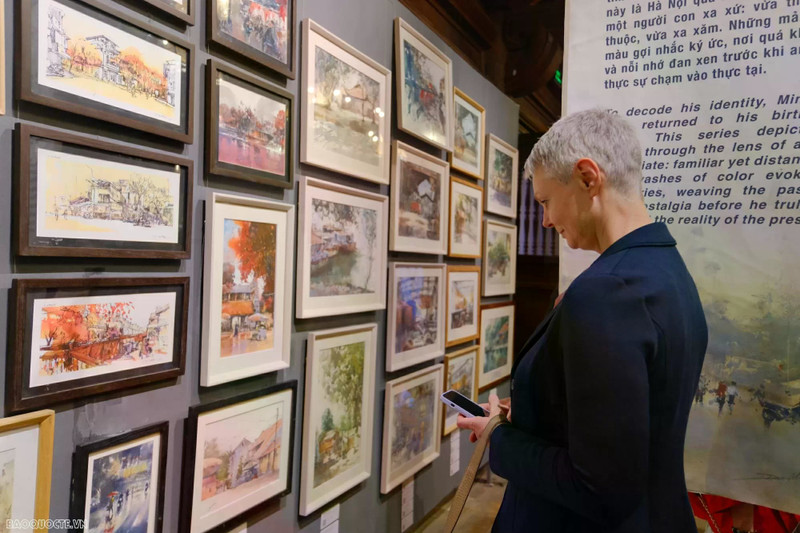 L’ambassadrice de Norvège au Vietnam, Hilde Solbakken, a fait part de son impression quant à la perspective humaniste et moderne de Minh Dam. Photo : baoquocte.vn