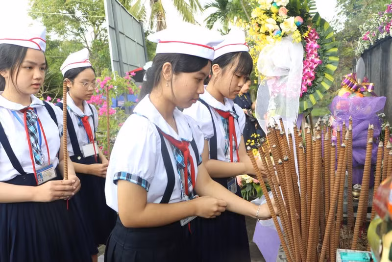 Lors de la cérémonie d’hommage aux victimes du massacre de Son My à Quang Ngai tenue dans la matinée du 16 mars 2026. Photo : VNA