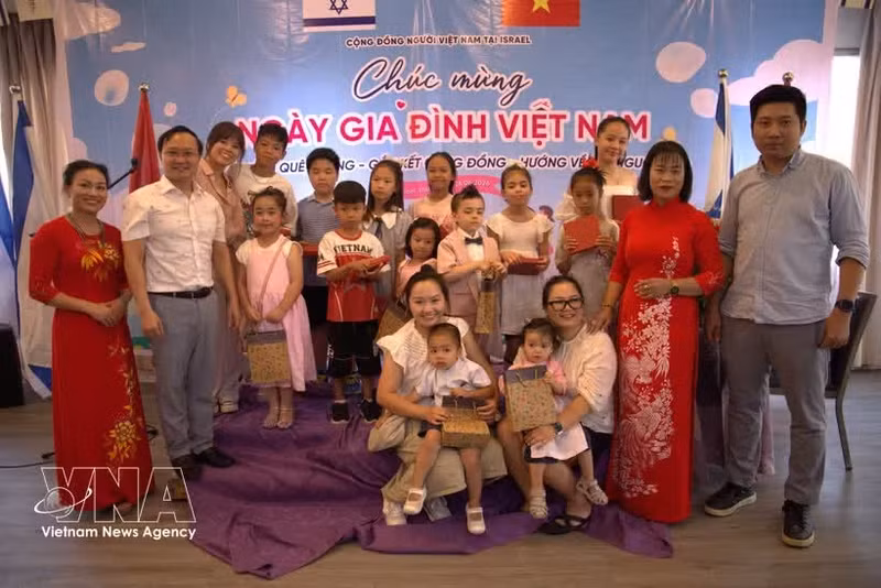 L'ambassadeur du Vietnam en Israël, Nguyen Ky Son, offre des cadeaux à des enfants à l'occasion de la « Journée de la famille vietnamienne » en Israël. Photo : VNA.