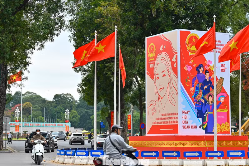 Le rouge éclatant du drapeau national et du drapeau du Parti illumine le rythme de la vie dans toutes les rues de Hanoï. Photo : tienphong.vn