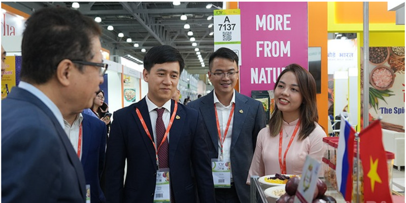 L'ambassadeur du Vietnam en Russie, Dang Minh Khoi, au pavillon vietnamien. Photo : VNA.